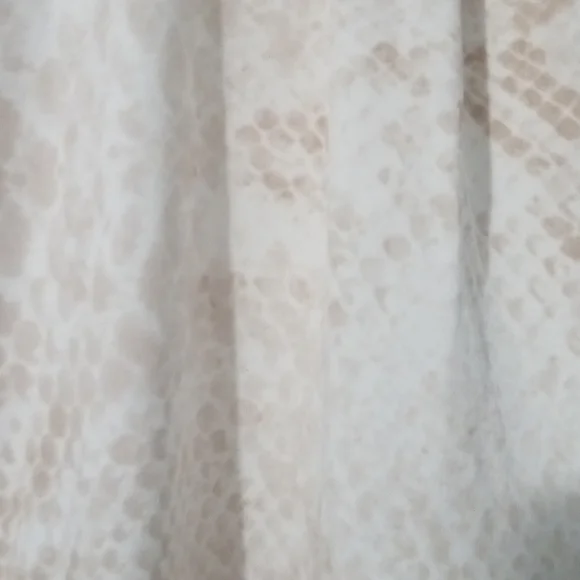 Vince Camuto Beige Patterned V-Neck Blouse - Picture 4 of 7